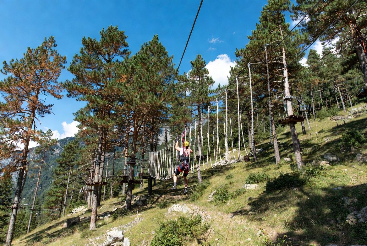 Parcours dans les arbres au Parc d'Aventure des Géants, massif des Bauges