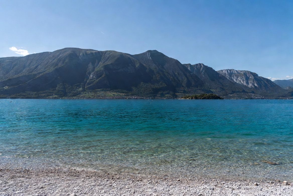 Plage de Conjux, la sponda nord-occidentale del Lac du Bourget, Savoie