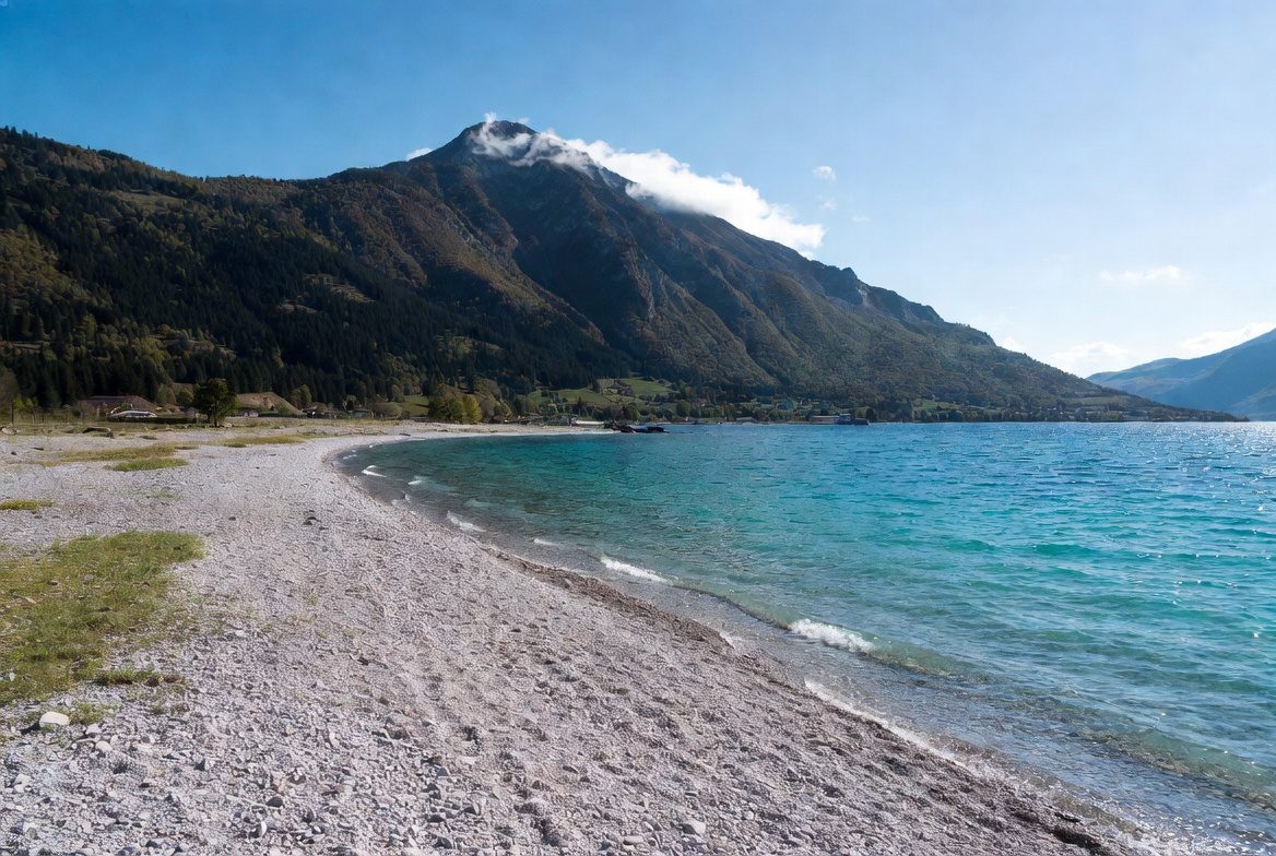 Plage du lac de Saint-Jean-de-Chevelu, à Saint-Jean-de-Chevelu, Savoie