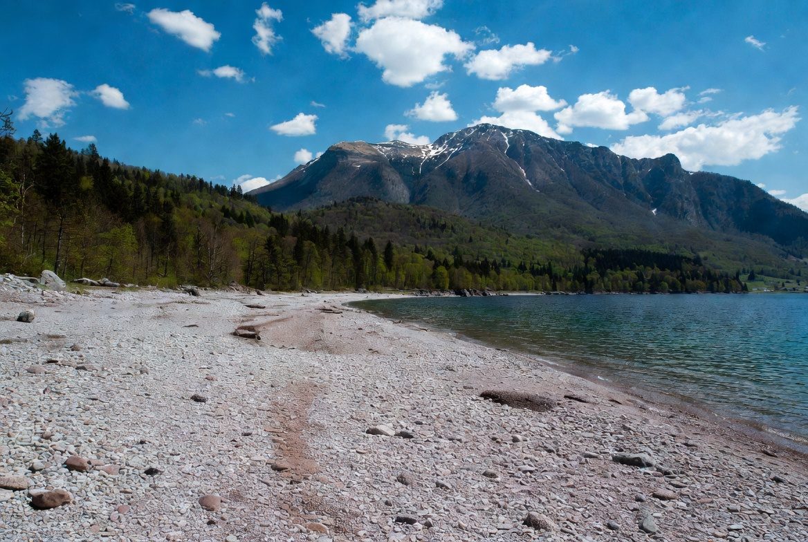 Le Sougey beach auf dem Lac d'Aiguebelette, Saint-Alban-de-Montbel