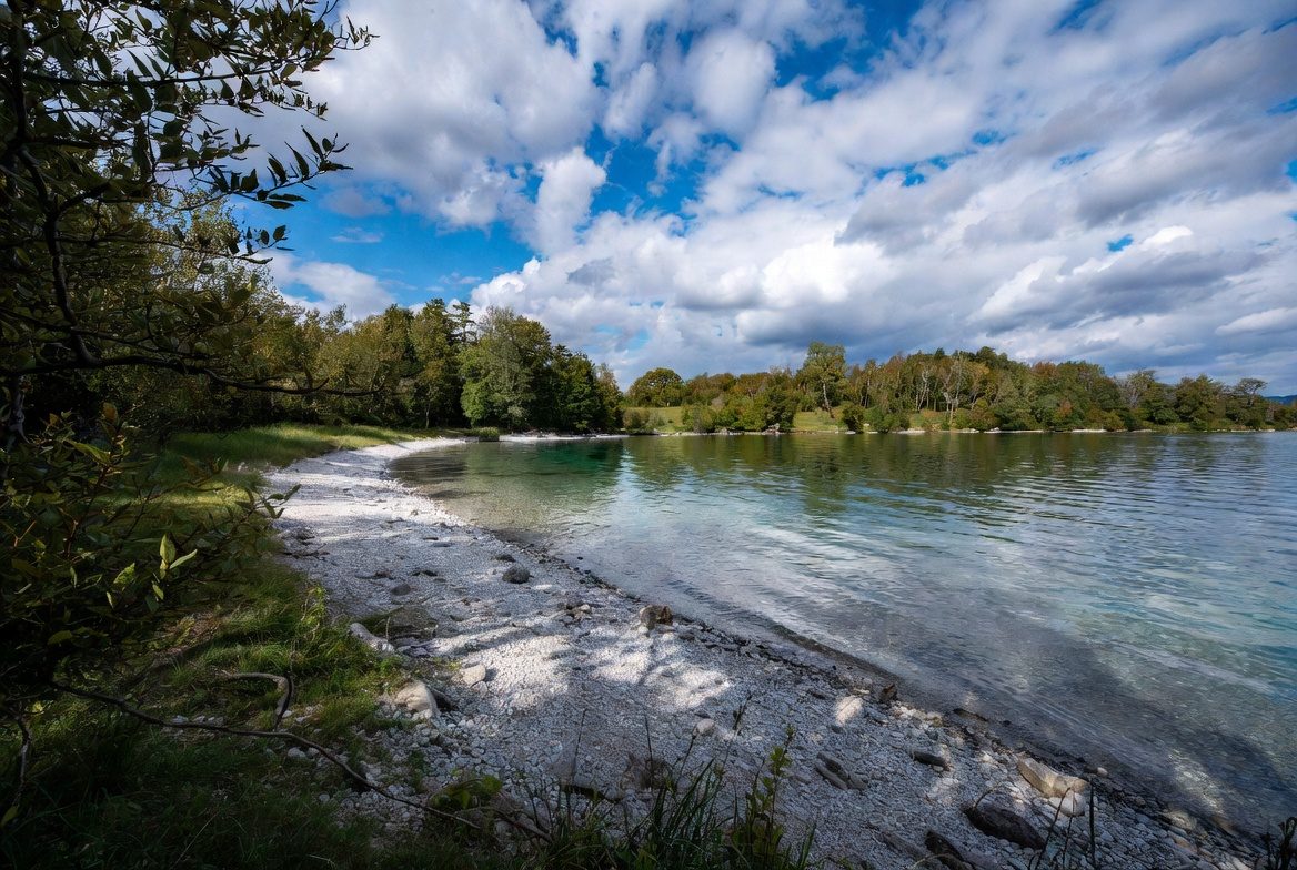 Lac à plage aménagée de la base de loisirs du Lac Bleu, Saint-Rémy-de-Maurienne