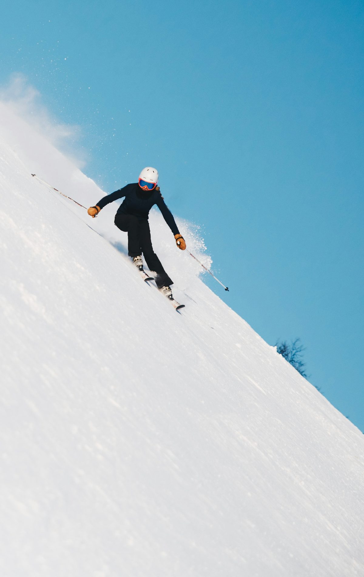 Sciatore che scende a Méribel, cuore della 3 Vallées