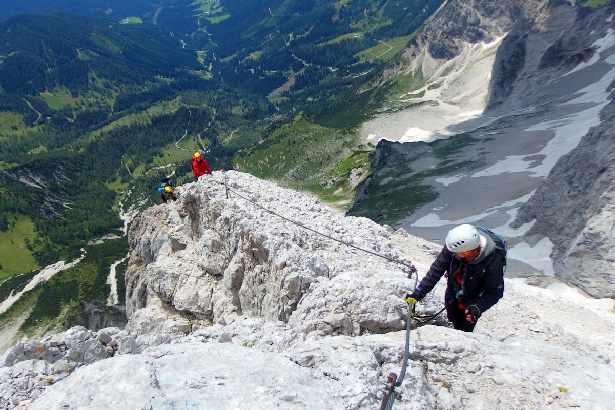 Cavo e cresta rocciosa su una via ferrata Chartreuse