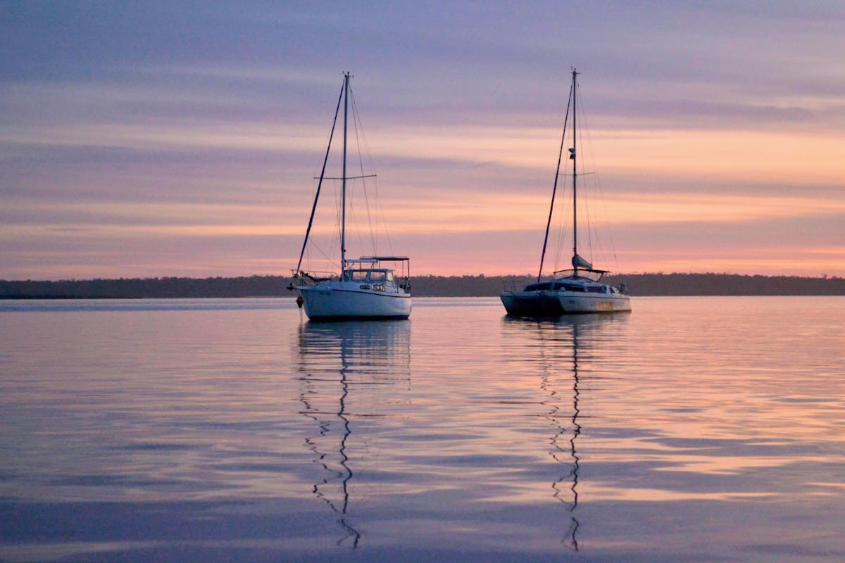 Barche a vela al tramonto su Lac du Bourget, Savoie