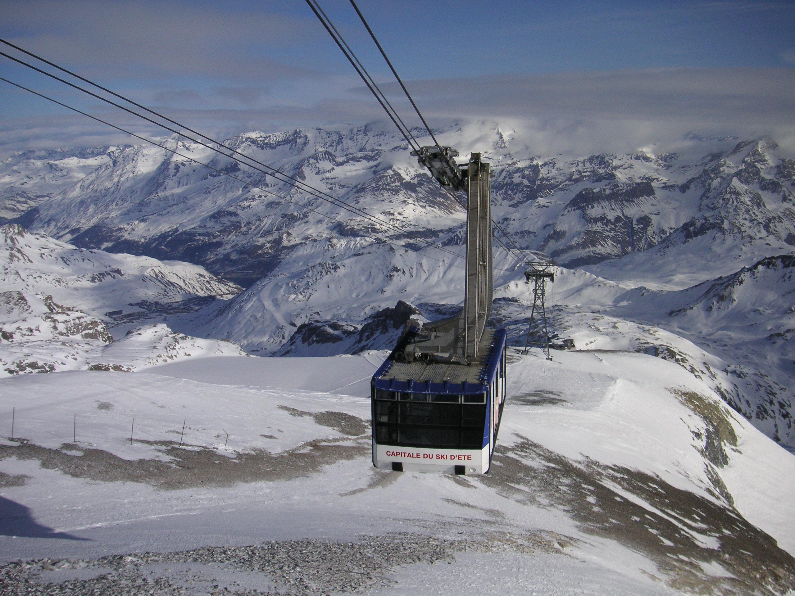 Teleférico de la Grande Motte por encima de Tignes, Savoie